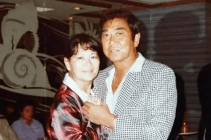 石原裕次郎と妻のマキ子の画像