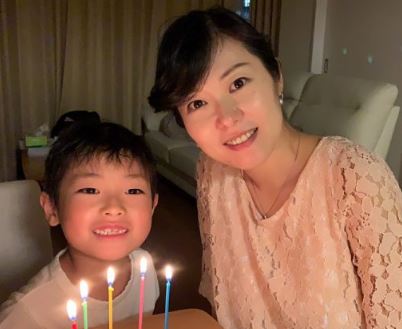 加藤鮎子議員と子供の画像